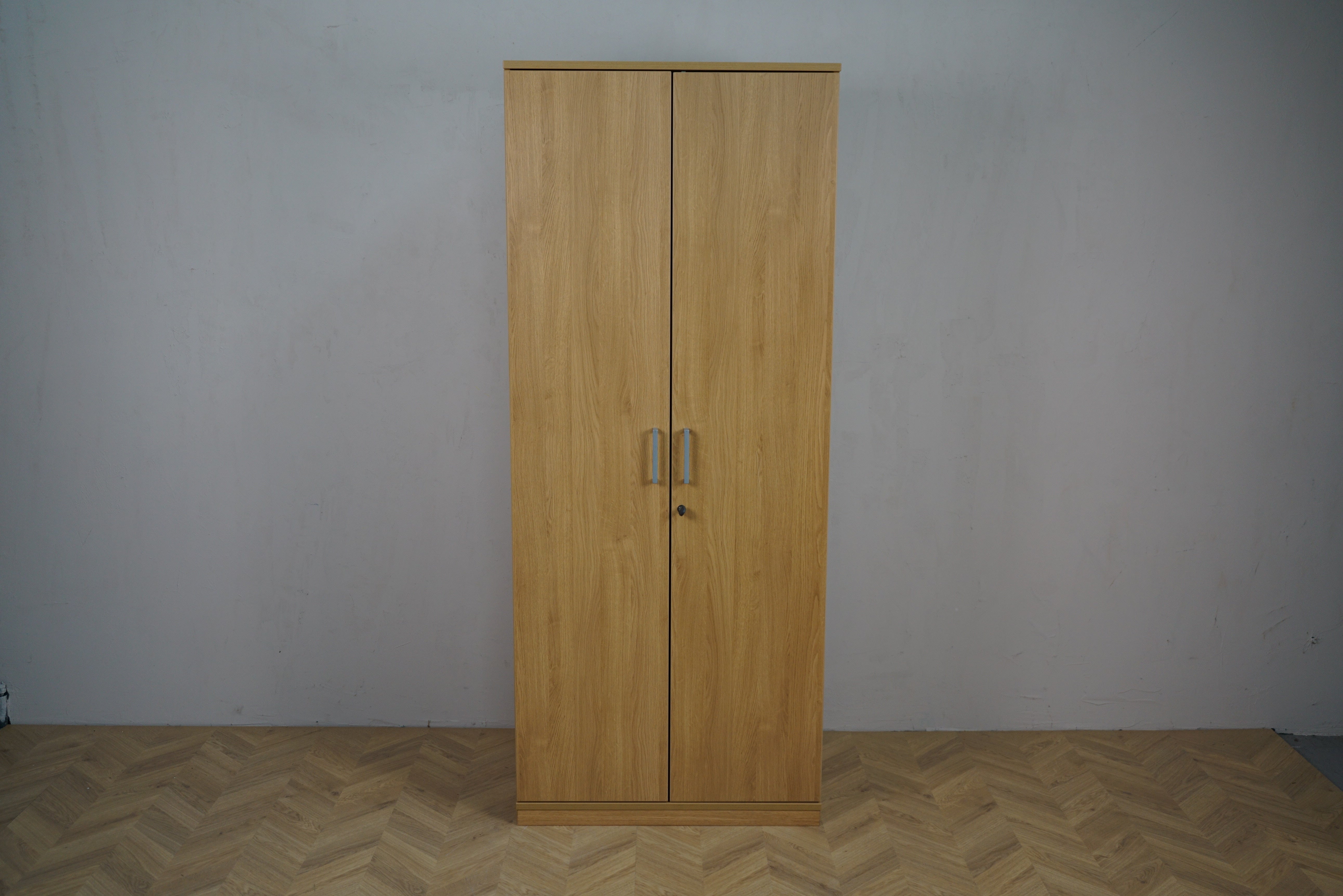 Kinnarps garderobeskab i træfarve set forfra